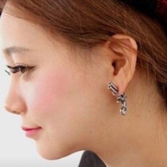 1Pair Fake Pistol Gun Shaped Stud Earrings NWT - Picture 4 of 8